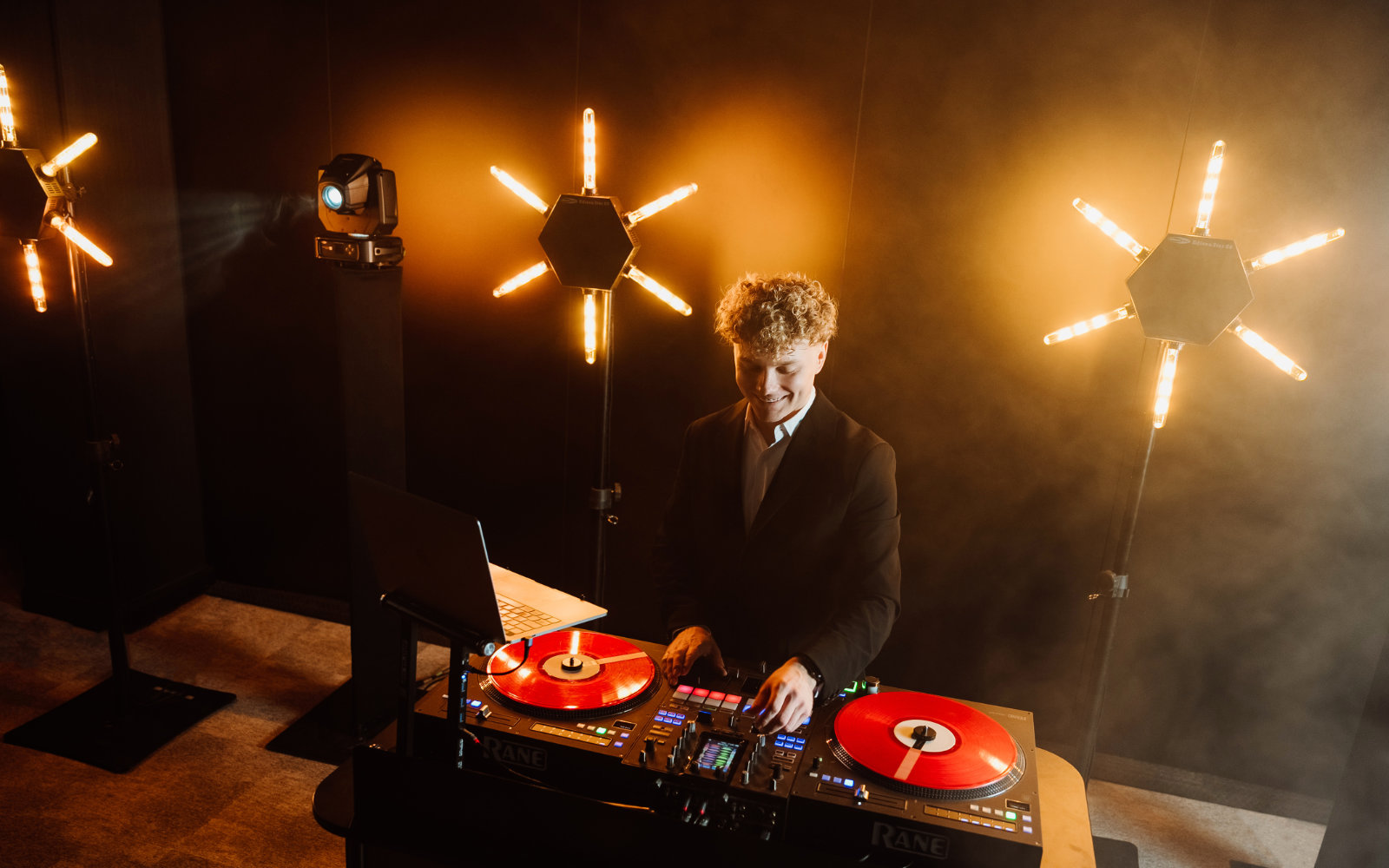 Stanowisko DJ — wygląd i technika
